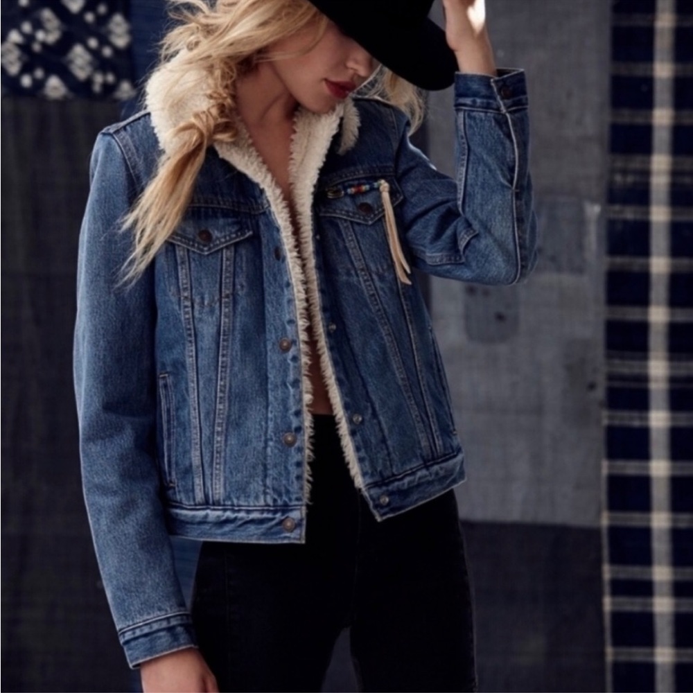 Levi’s Sherpa lined trucker jacket medium wash